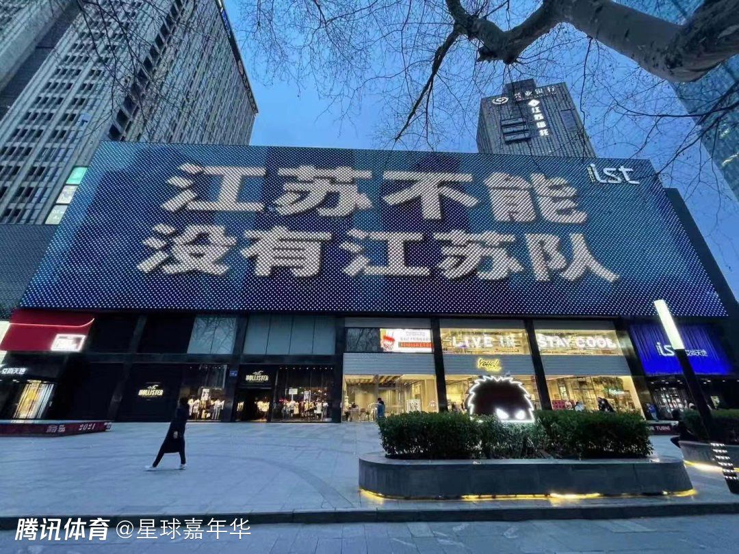 波兰中场泽林斯基目前效力于那不勒斯，他的合同将在明夏到期。